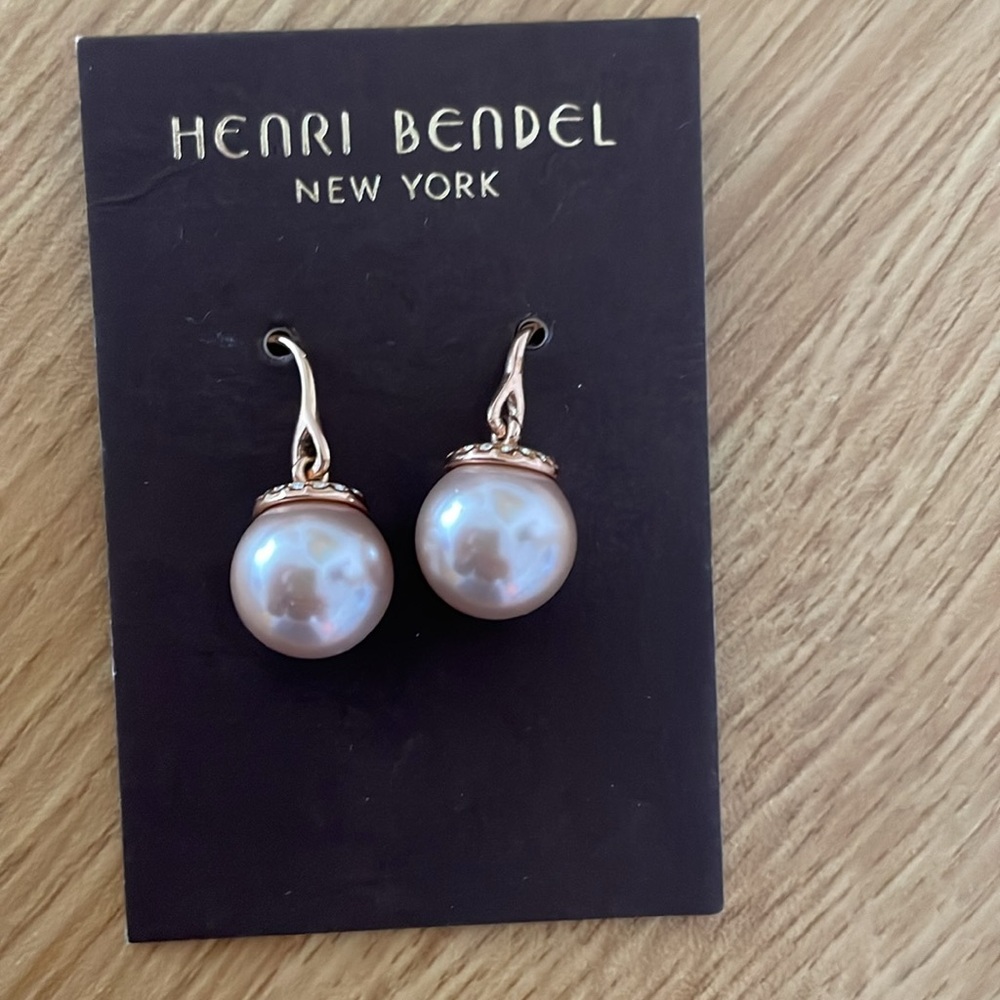 Henri Bendel classic pearl earrings